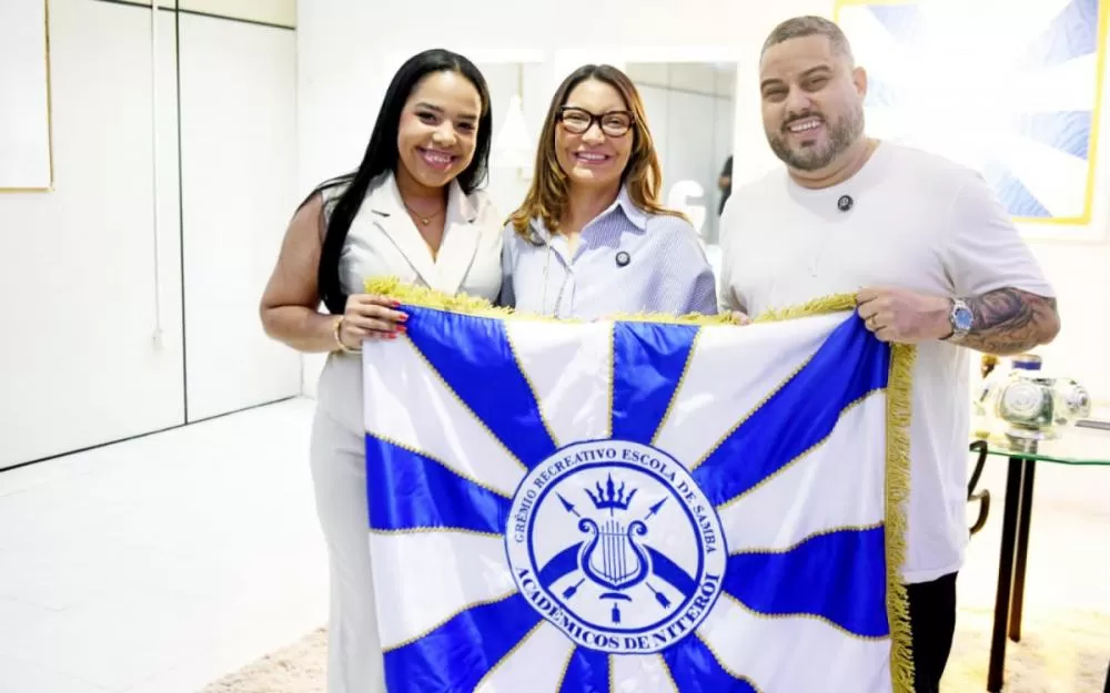 Janja visita barracão da Acadêmicos de Niterói e confirma presença em desfile