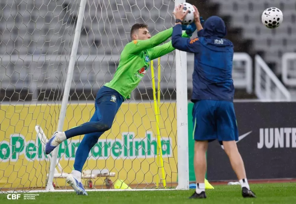 Com corte de Ederson e ausência de Alisson, Bento assume posto de goleiro mais experiente da Seleção