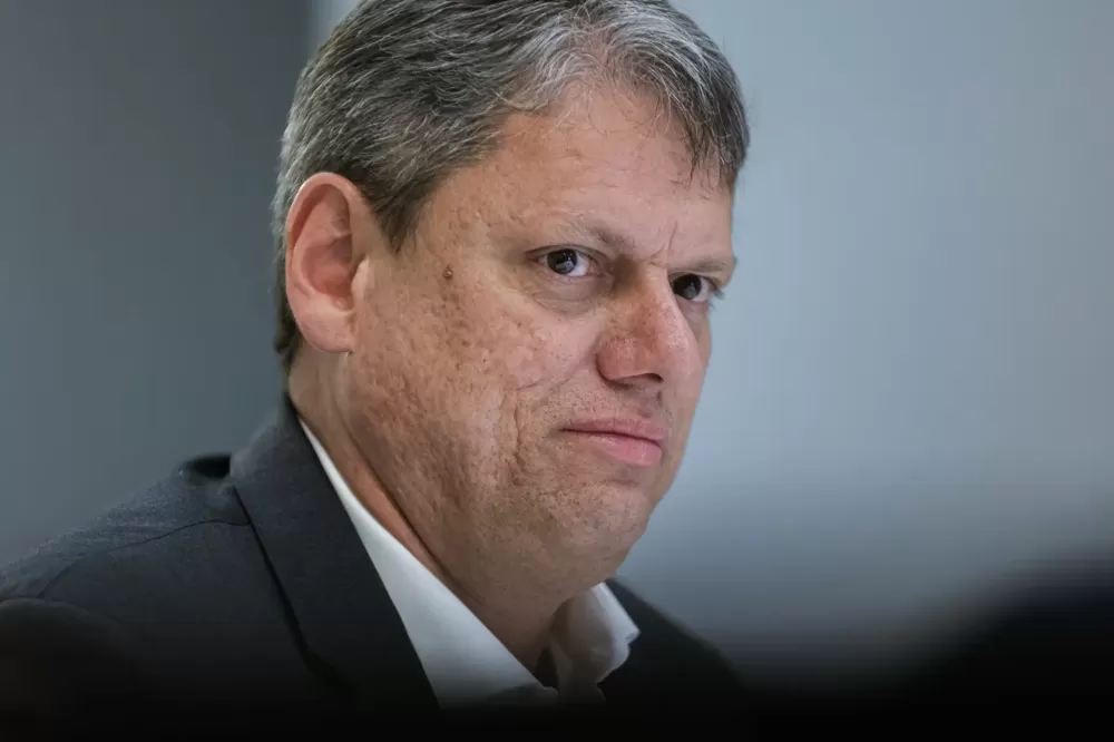 “Vou me preocupar quando falsificarem Coca-Cola”, diz Tarcísio sobre adulterações