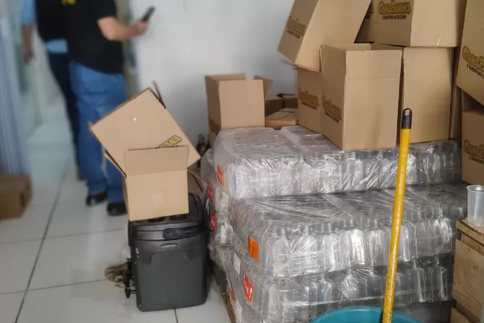 Polícia Civil interdita fábrica clandestina de bebidas alcoólicas em San Martin, no Recife