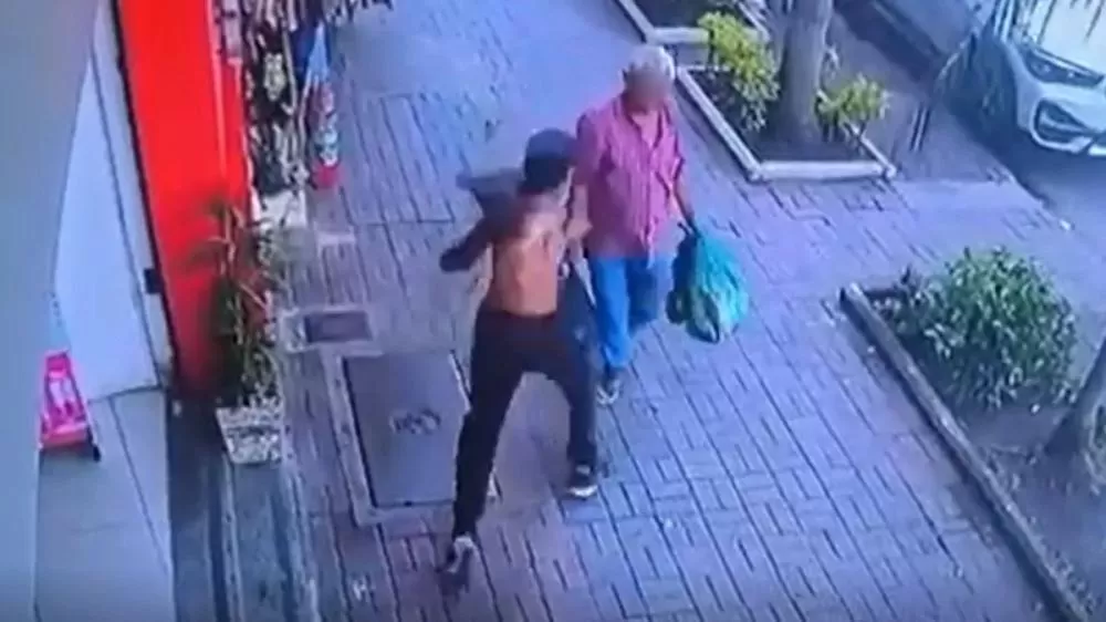 Câmera registra momento em que idoso é agredido com soco no rosto por jovem; assista