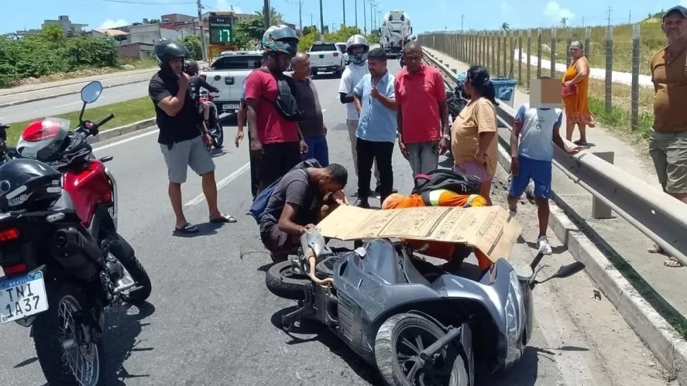 Mulher morre em acidente entre moto e caminhão na avenida Josefa de Melo