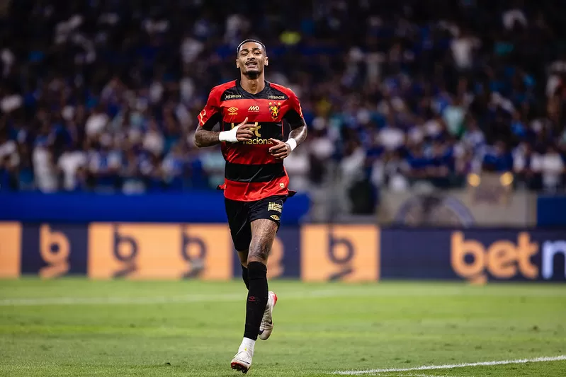 Elogiado por Daniel Paulista, Derik comenta momento no Sport: “Feliz de ter correspondido”