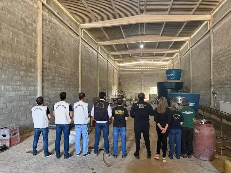 Polícia apreende mais de 30 mil garrafas em fábrica clandestina de bebidas em Vitória de Santo Antão