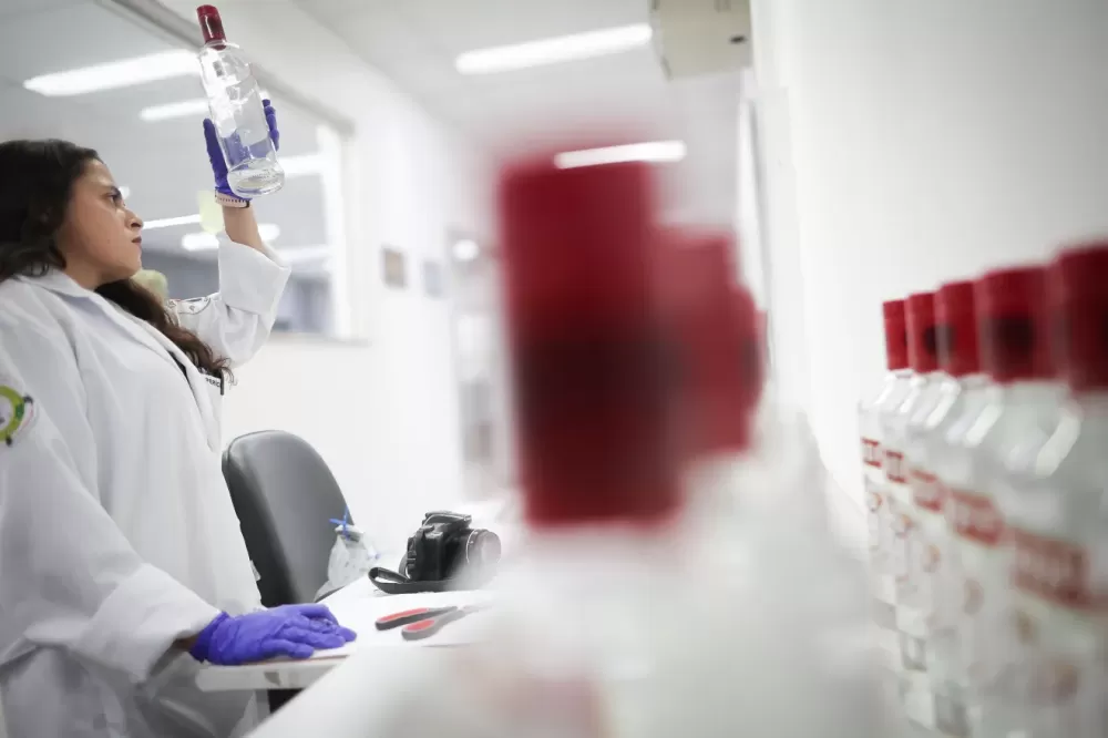 Bebidas batizadas com metanol: Brasil tem 5 mortes e 24 casos confirmados