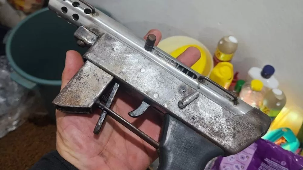 Homem é preso dentro de bar com submetralhadora artesanal, em Maragogi