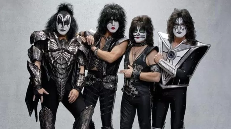 Vocalista de banda famosa desmaia ao volante e provoca acidente