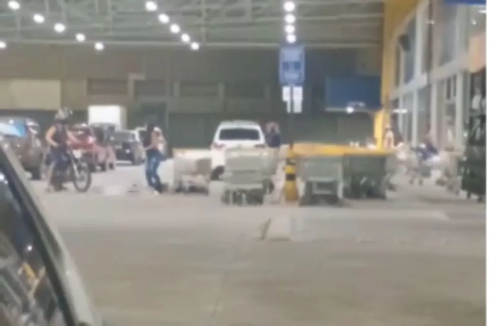 Ataque a tiros em estacionamento de supermercado mata homem e fere mulher em São Lourenço da Mata.