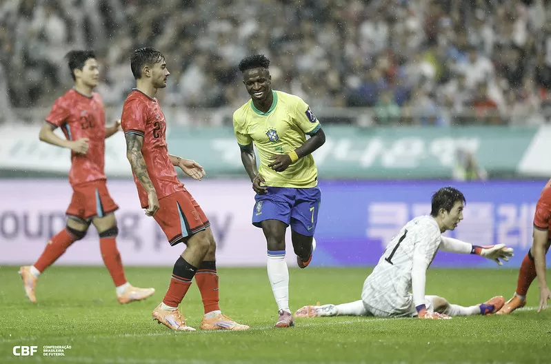 Vini Jr. destaca poder ofensivo da seleção e elogia Ancelotti: “Melhor técnico que já tive”