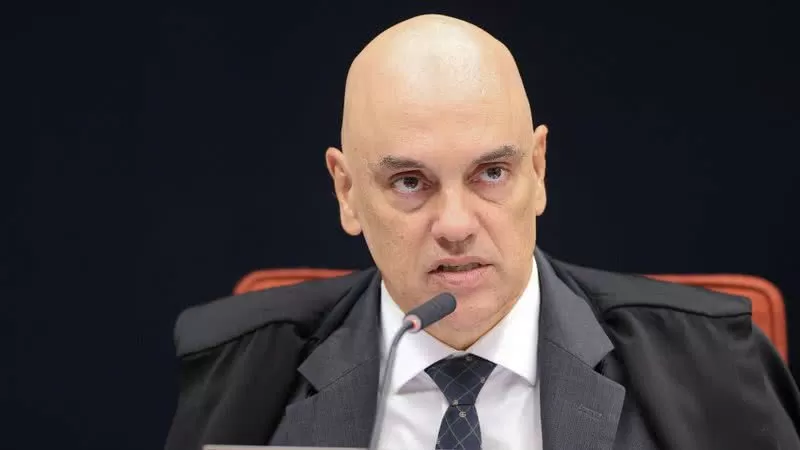 Moraes volta atrás e suspende decisão que destituiu defesa de Filipe Martins