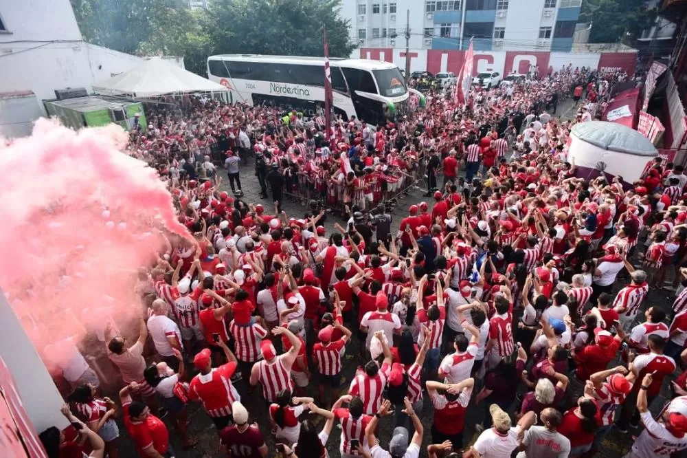 Torcida do Náutico recepciona o time com festa antes do jogo decisivo contra o Brusque, pela Série C