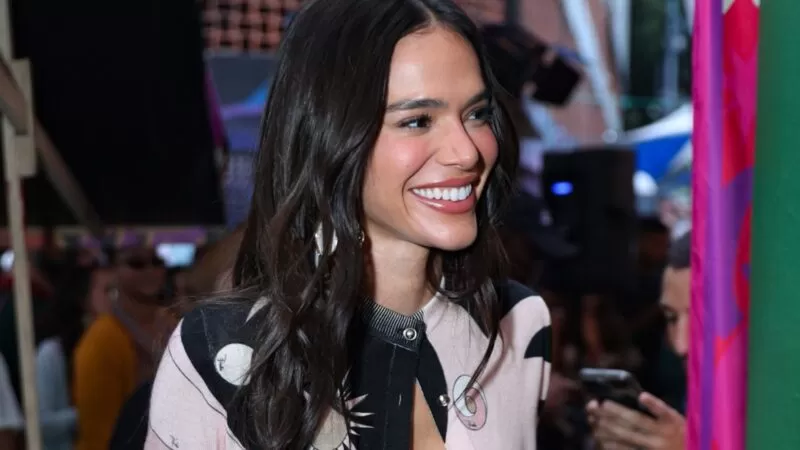 Bruna Marquezine chama atenção com look ousado