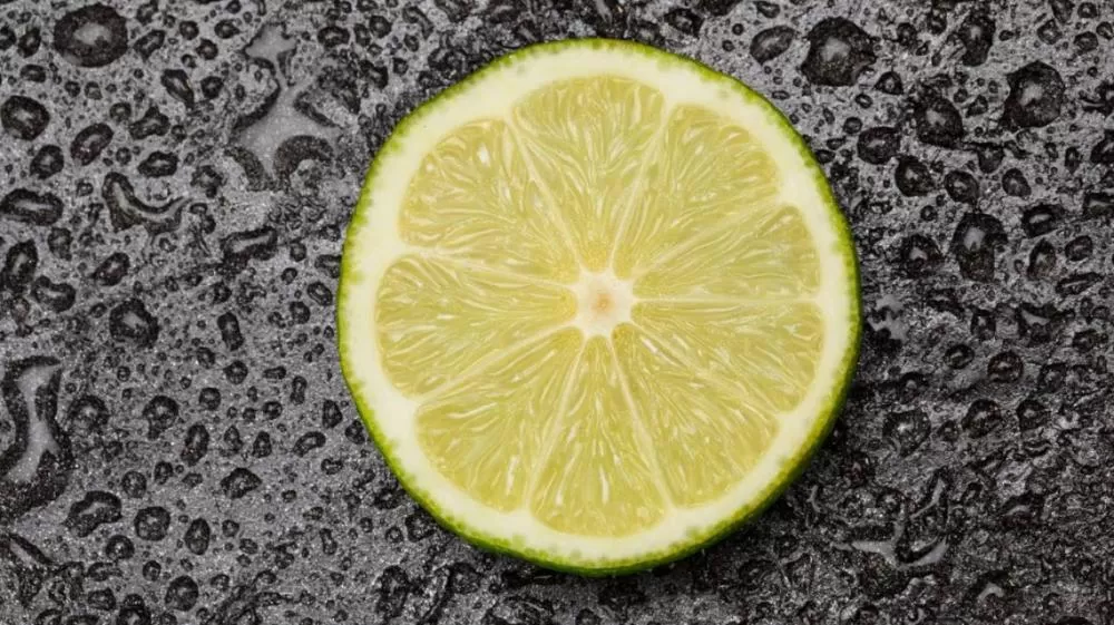 Poucos sabem: Para que serve passar meio limão na grelha antes de assar