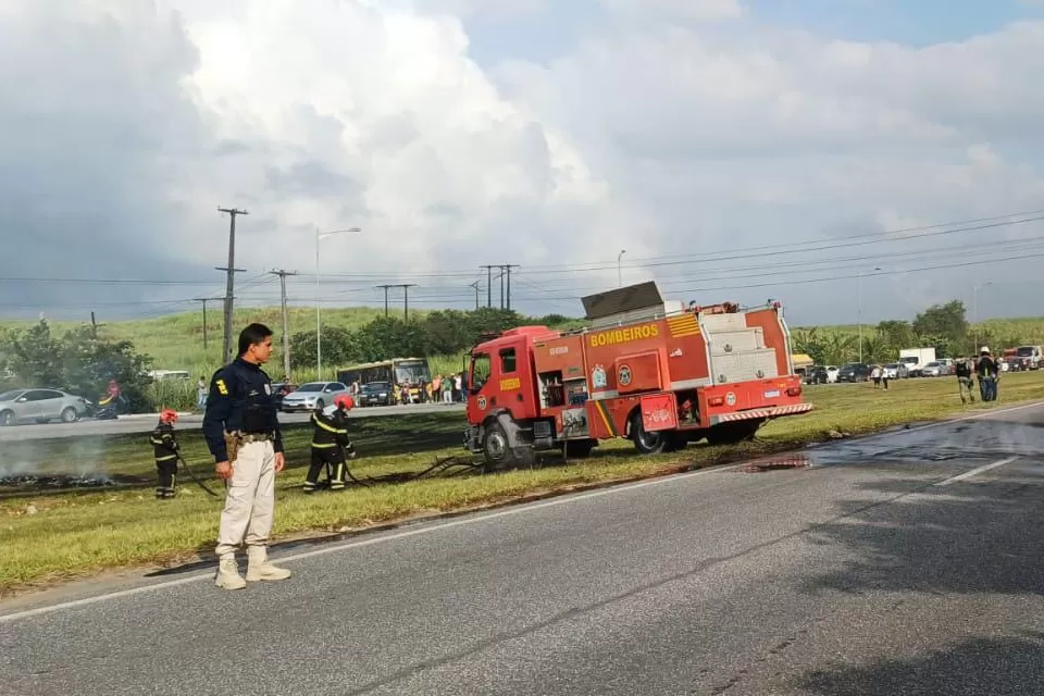 Protesto no começo da manhã desta segunda (13) causa engarrafamento na BR-408 em São Lourenço da Mata