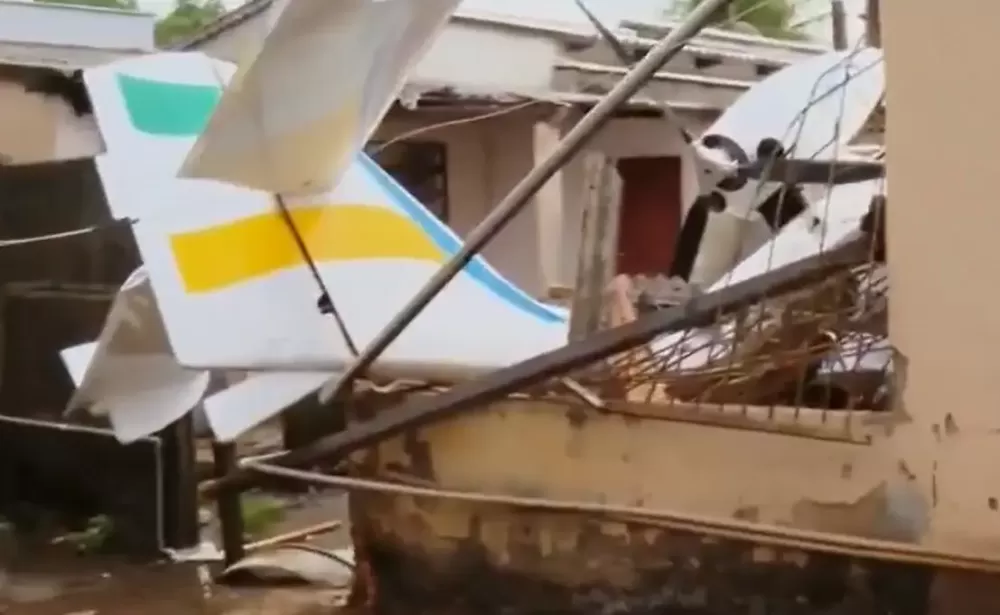 Avião monomotor de pequeno porte cai sobre casa em Goiânia