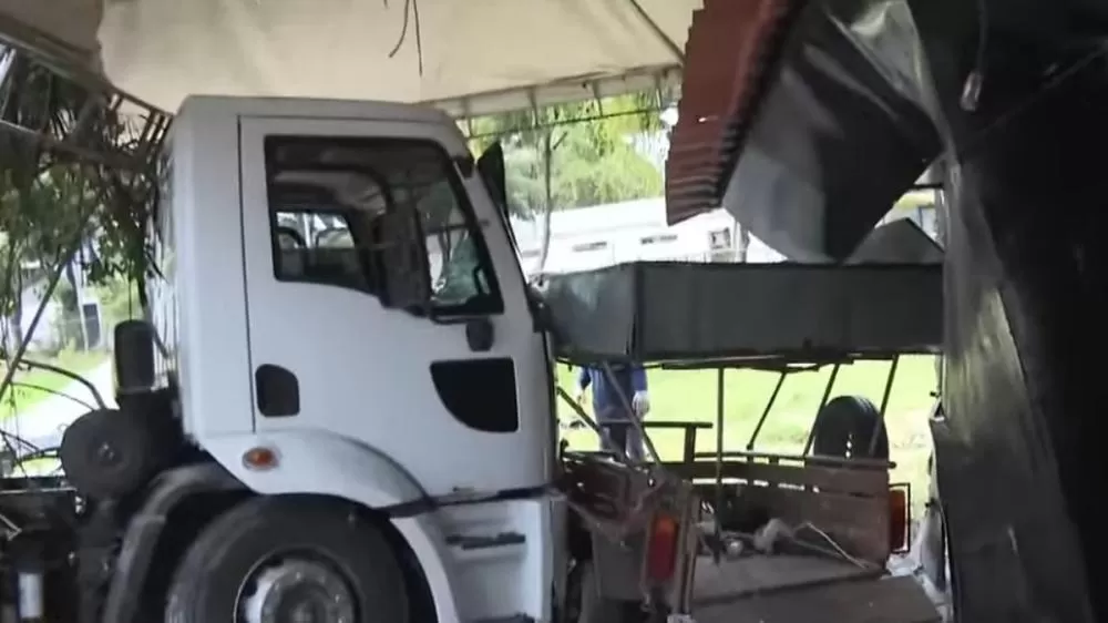 Motorista de caminhão passa mal, perde controle de veículo e destrói barraca de lanches