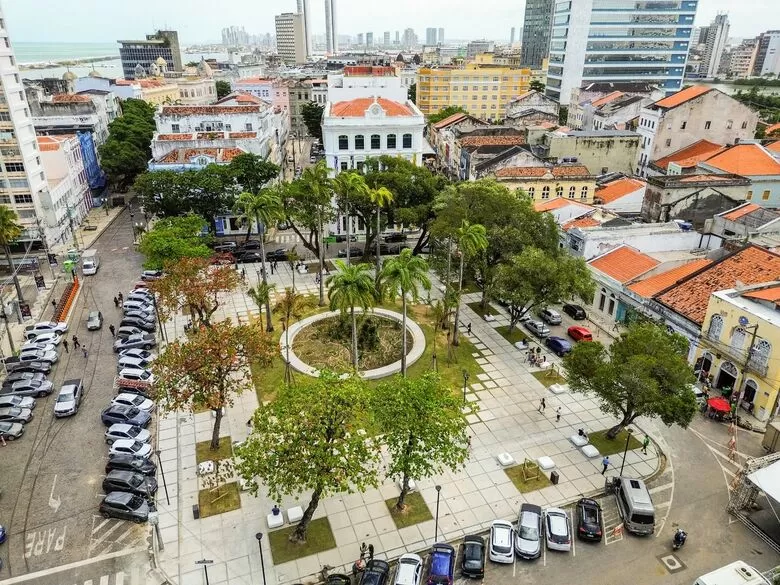 Praça do Arsenal é requalificada e resgata o traçado original de Burle Marx