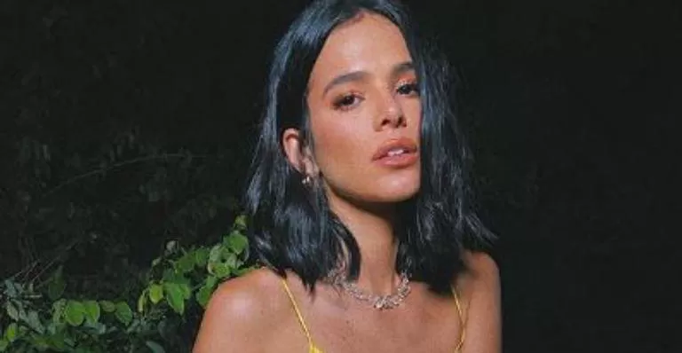Ela tem o molho! Vídeo de Bruna Marquezine sambando em barzinho viraliza e encanta internautas: “linda e gostosa”