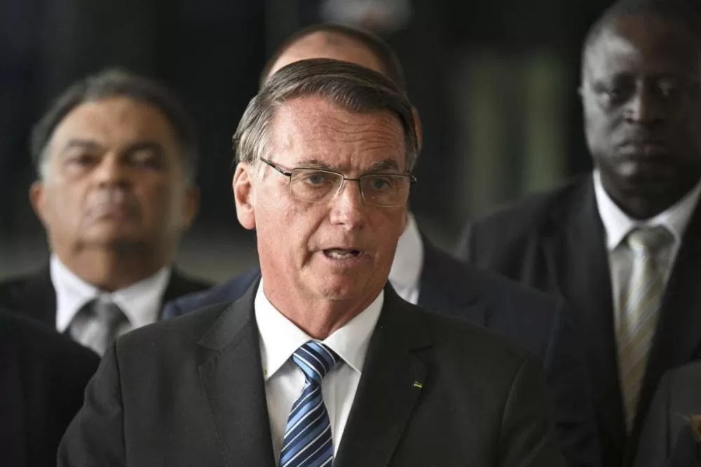 Sem investigar, PGR arquiva denúncia sobre empresa de Eduardo Bolsonaro.