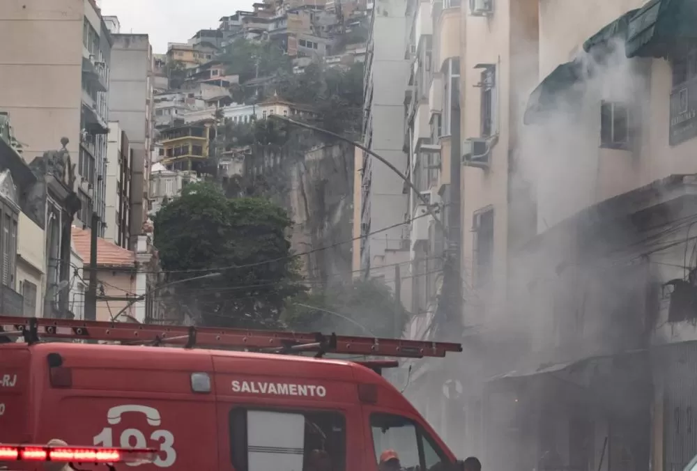 Vídeo: Incêndio atinge restaurante no Catete na hora do almoço