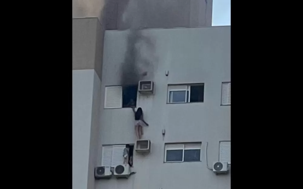 Vídeo: Jovem sobe em ar-condicionado durante incêndio para salvar mulher e criança no Paraná