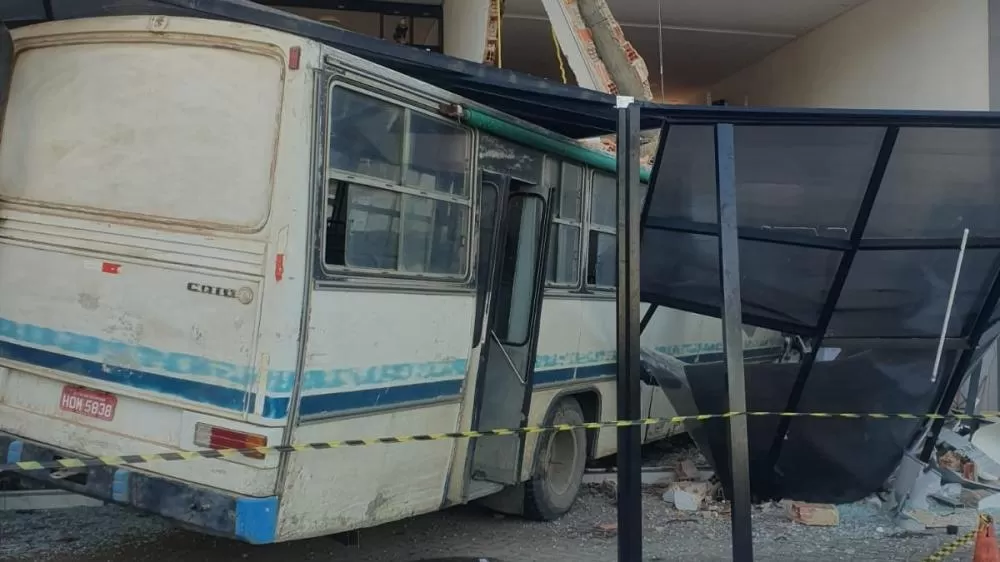 Homem morre e dois ficam feridos no acidente de ônibus que invadiu galeria em Maragogi