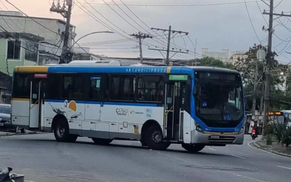Criminosos sequestram seis ônibus na região da Cidade de Deus