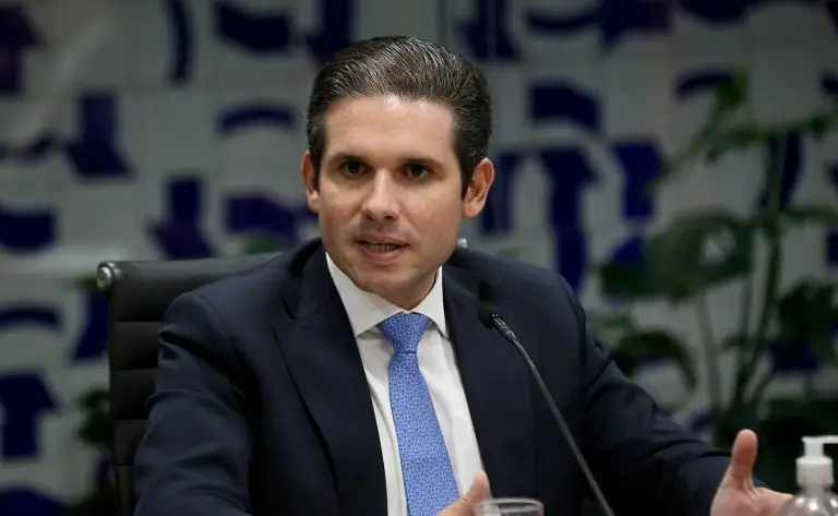 Motta anuncia aceleração de projeto que garante gratuidade da mala de mão em voos