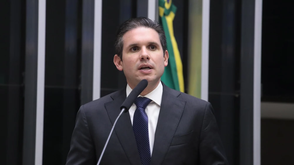Hugo Motta diz que 8 de janeiro não foi tentativa de golpe e critica ‘exagero’ do STF nas condenações.