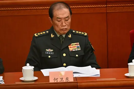 China afasta altos oficiais militares enquanto Xi amplia combate à corrupção.