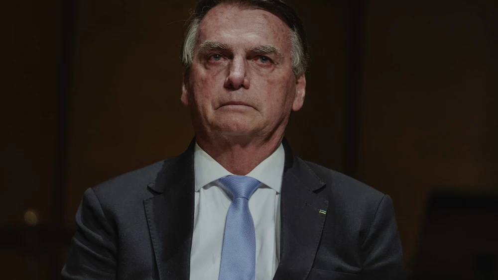 Bolsonaro crítica Lei da Ficha Limpa e diz que medida só serve para ‘perseguir a direita’.