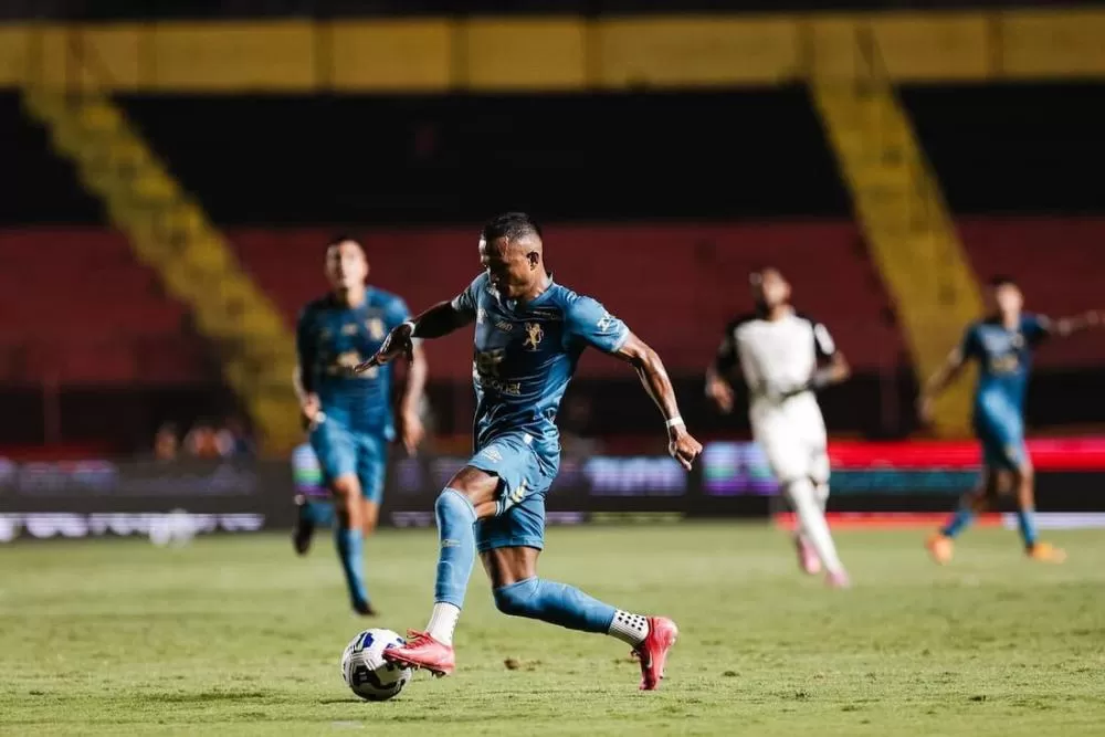 Por indisciplina, Sport pune Léo Pereira e atacante não encara o Internacional