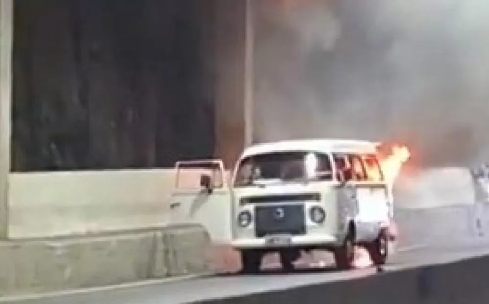 Vídeo: incêndio interdita Túnel Acústico Rafael Mascarenhas, na Gávea