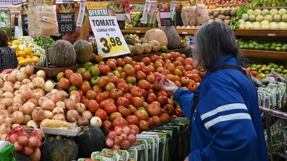 Cesta básica já custa metade do salário mínimo em BH