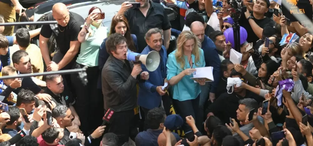 Milei volta às ruas em campanha e faz atos em regiões dominadas pela oposição