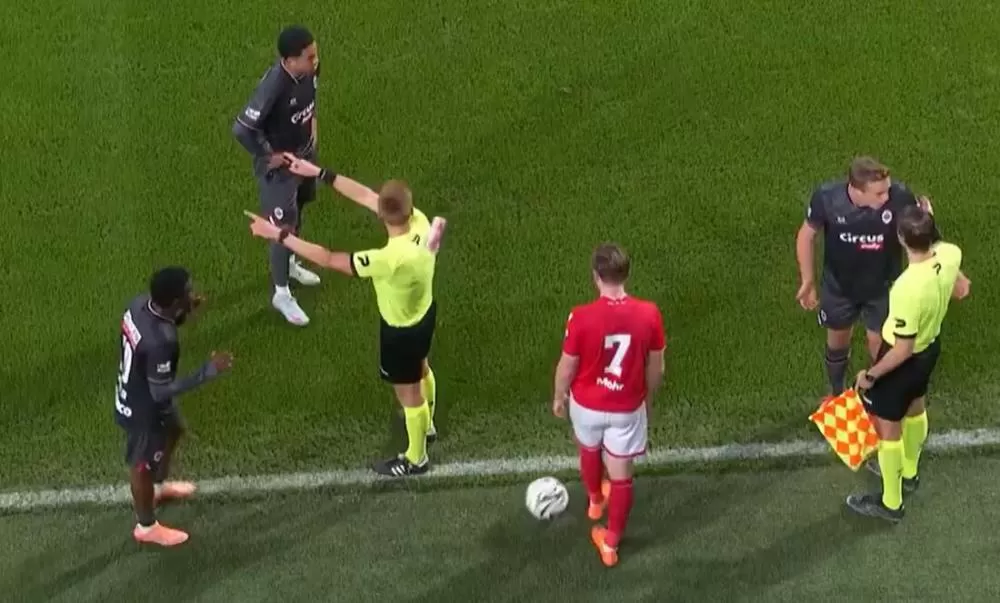 Árbitro suspende jogo na Bélgica após ser atingido por copo; clubes vão jogar 3 minutos finais