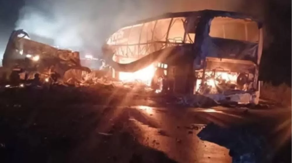 Dezenas de passageiros morrem em acidente com ônibus no México.