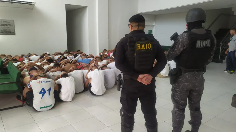 Cerca de 70 integrantes de torcidas organizadas são detidos após confusões antes do Clássico-Rei