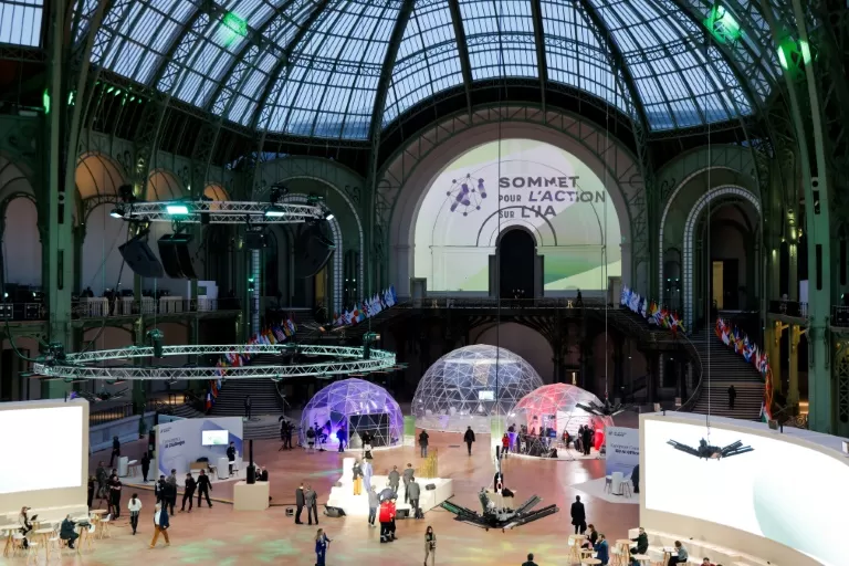 Líderes mundiais e big techs se reúnem em Paris para estabelecer regras da IA.