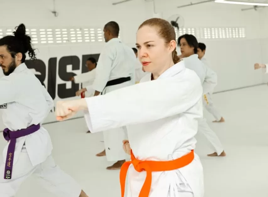 Outubro Rosa: Rise Club promove aulão gratuito de karatê e defesa pessoal em alusão à data