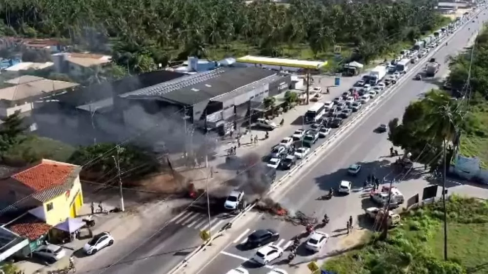 Trânsito intenso e pneus queimados: moradores fecham AL-101 Sul em protesto por falta de água