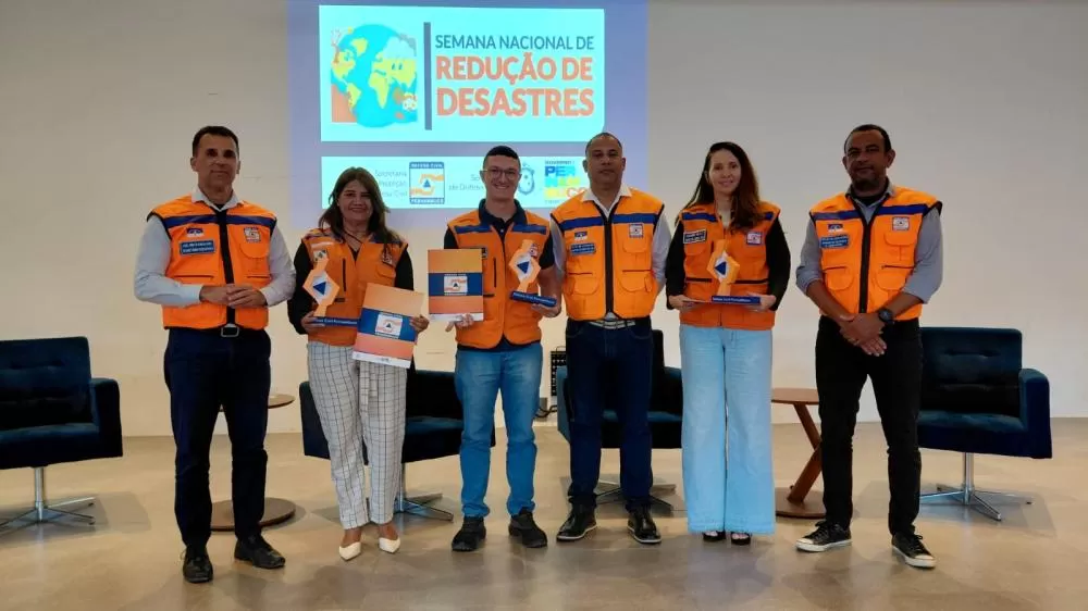 Defesa civil de bezerros recebe prêmio durante semana nacional de redução de desastres.