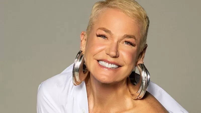 Aos 62 anos, Xuxa surge seminua, mostra seios turbinados e enlouquece internautas: “rainha eterna”