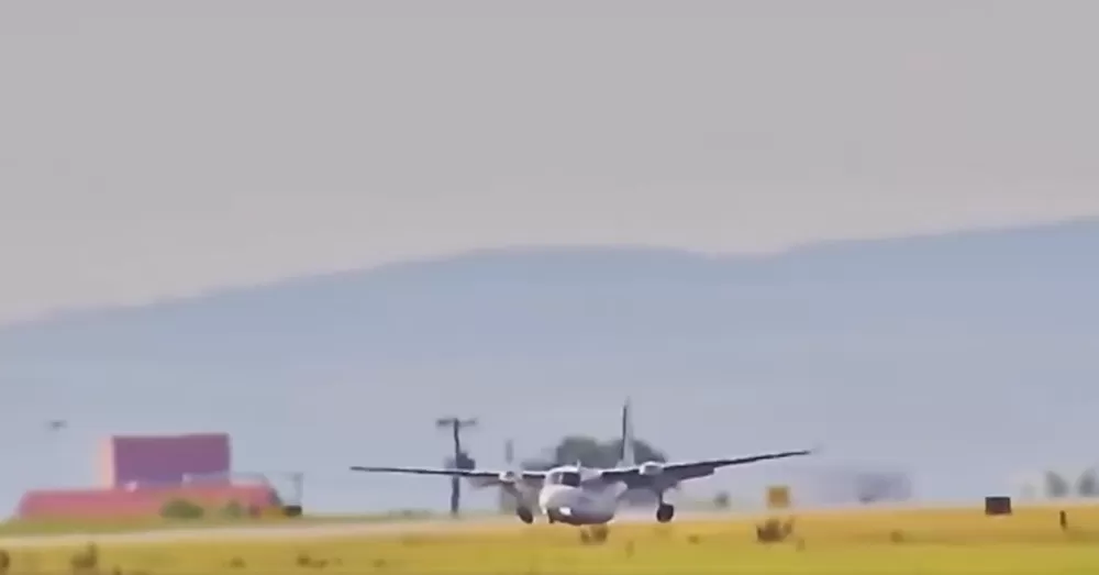 Aeronave realiza pouso forçado “de barriga” no Aeroporto de Sorocaba, SP.