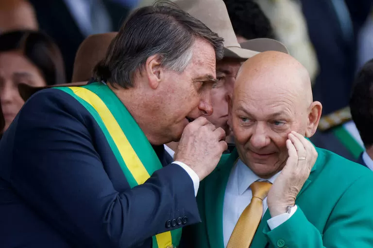 Hang se estressa e ataca Bolsonaro: “Prioriza a si mesmo e à própria família”.