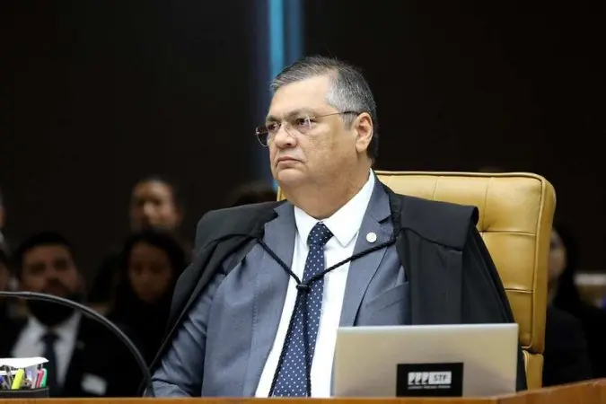 Dino suspende benefício a ex-juiz e critica supersalários.