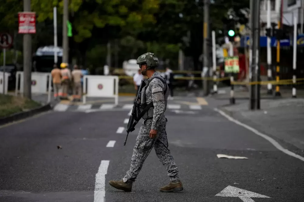Dissidência das FARC ameaça reagir à invasão dos EUA após anúncio de Trump