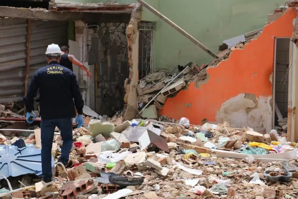 Polícia realiza perícia em local da explosão responsável por desabamento de casas em Olinda