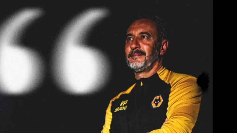 Técnico ex-Flamengo e Corinthians briga com torcida e precisa ser contido por jogadores; veja