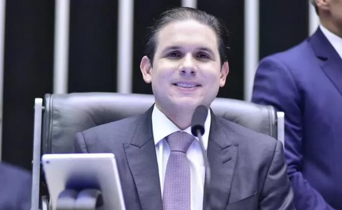 Hugo Motta faz “exoneraço” e pega servidores da Câmara de surpresa; saiba quantos foram demitidos.